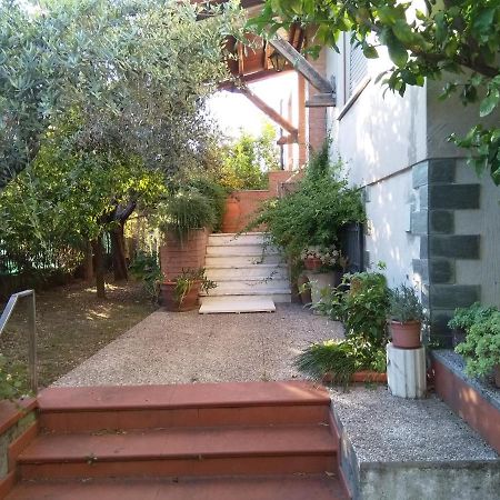 Appartamento con balcone e giardino Massa  Esterno foto