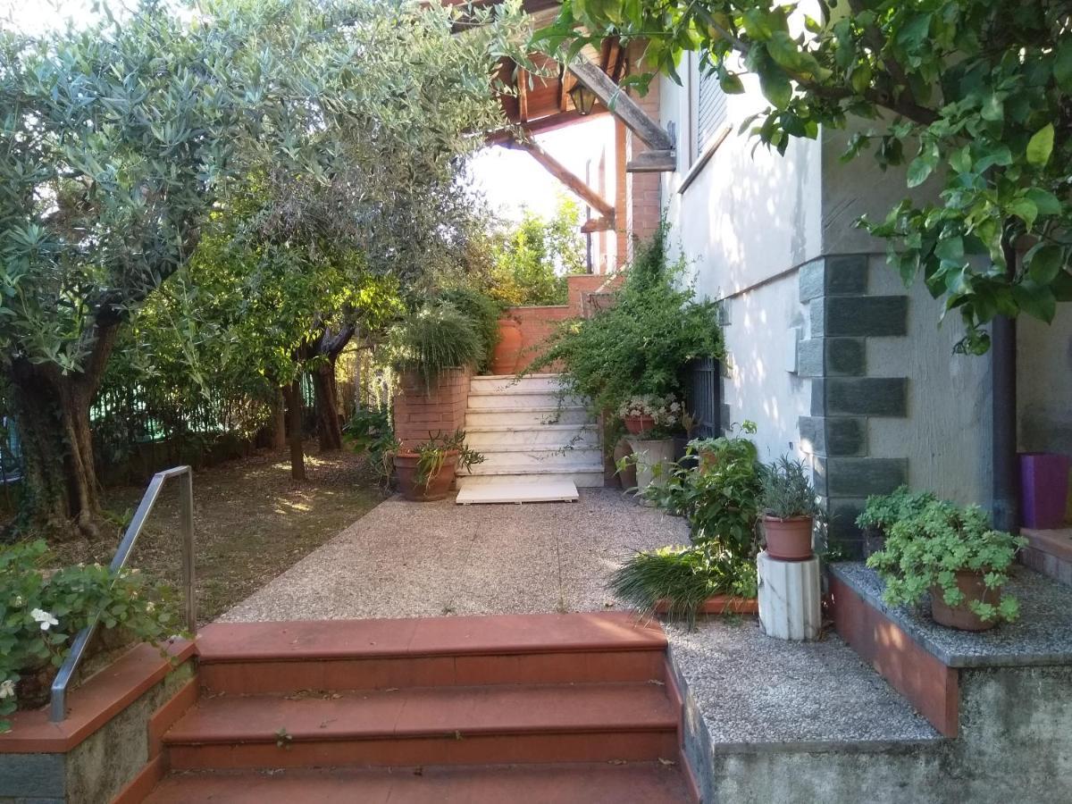 Appartamento con balcone e giardino Massa  Esterno foto